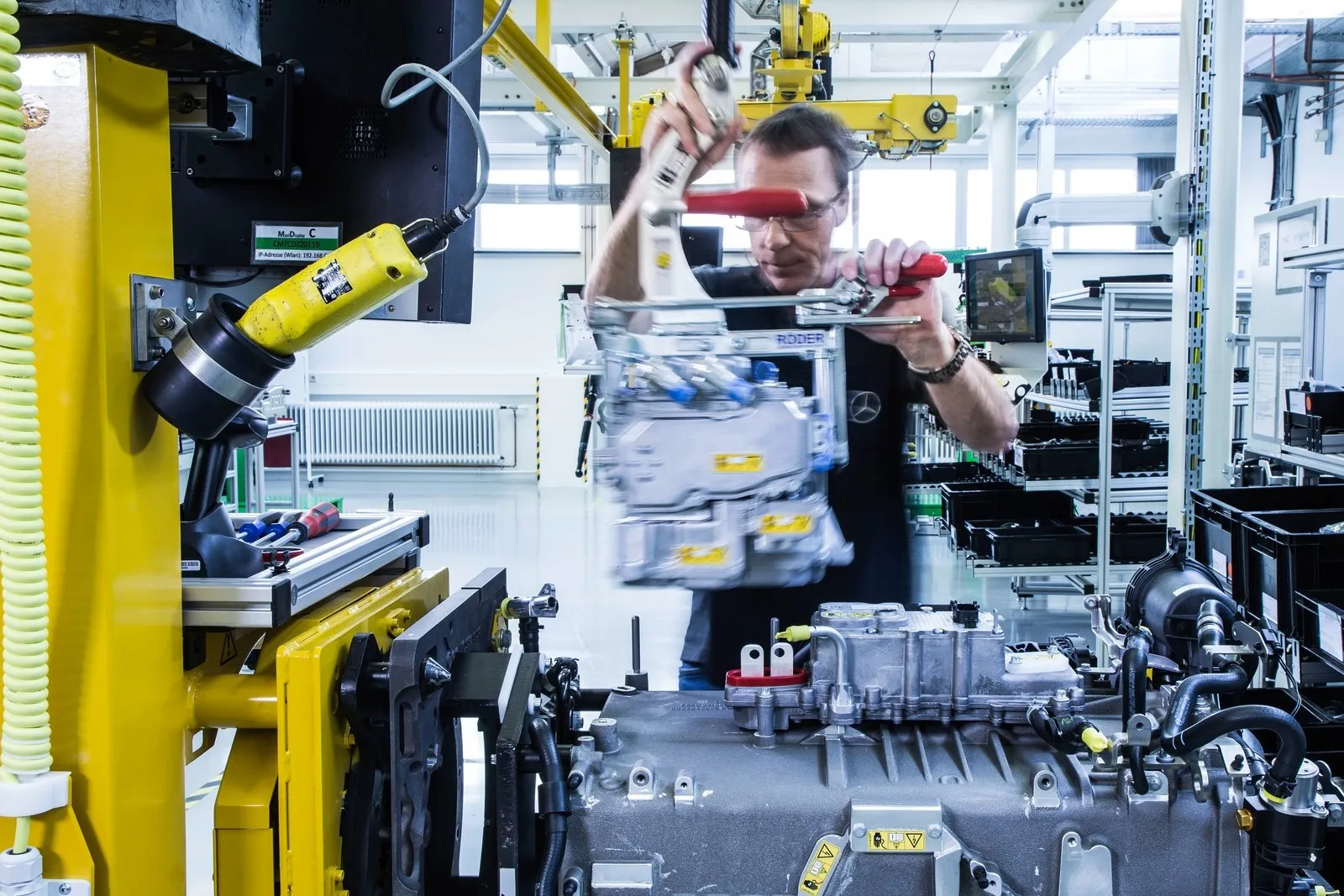 Montagelinie für die Antriebseinheit des Mercedes-Benz GLC F-CELL in Kirchheim-Nabern. Weitere Komponenten werden montiert, hier der DC/DC Konverter. Insgesamt sind ca. 250 Bauteile für den Zusammenbau notwendig. // Assembly line for the drive unit of the Mercedes-Benz GLC F-CELL in Kirchheim-Nabern. Further components are mounted, as here the DC-DC converter. All in all, some 250 components are necessary for the overall assembly.